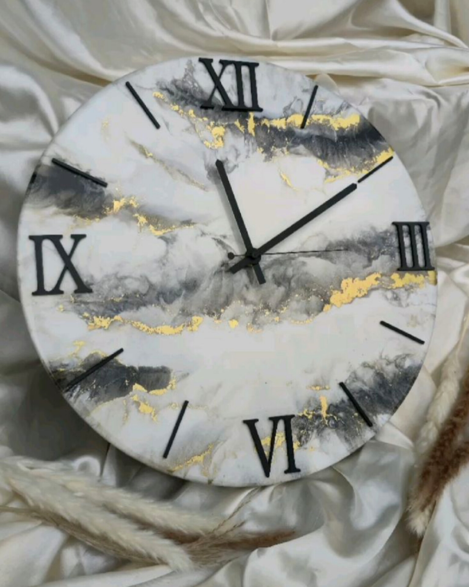 ساعت رزینی دیواری سفید طوسی پررنگ آبرنگی با سشوار کد62