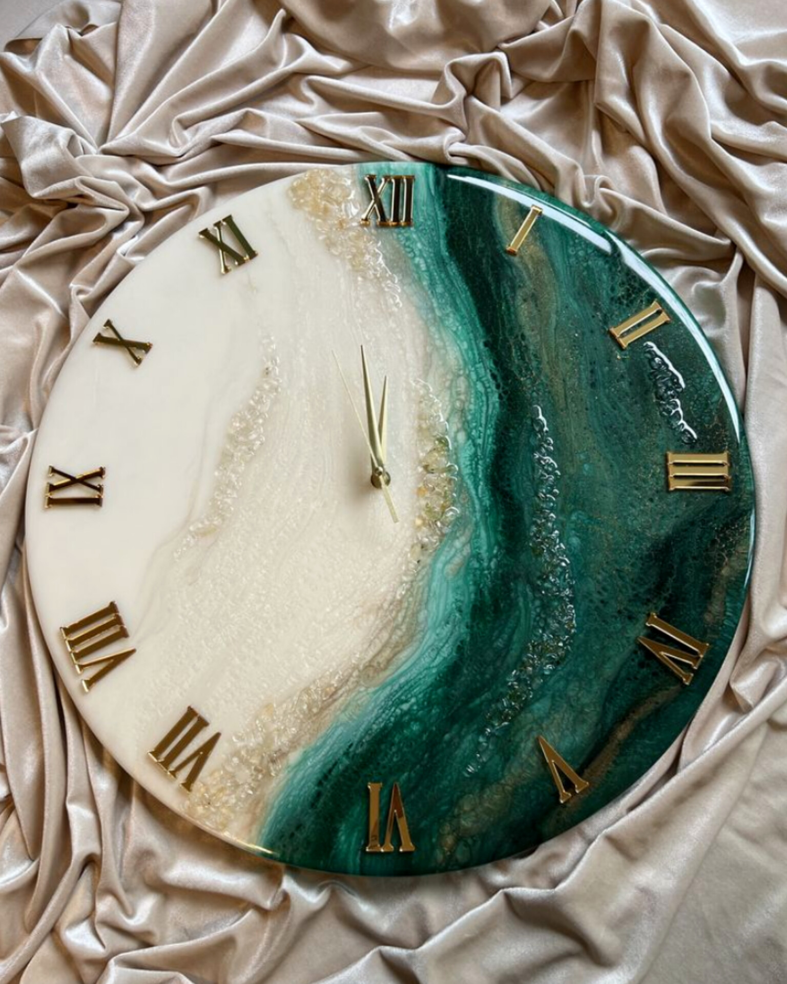 ساعت رزینی طرح ژئود رنگ سبز و شیری