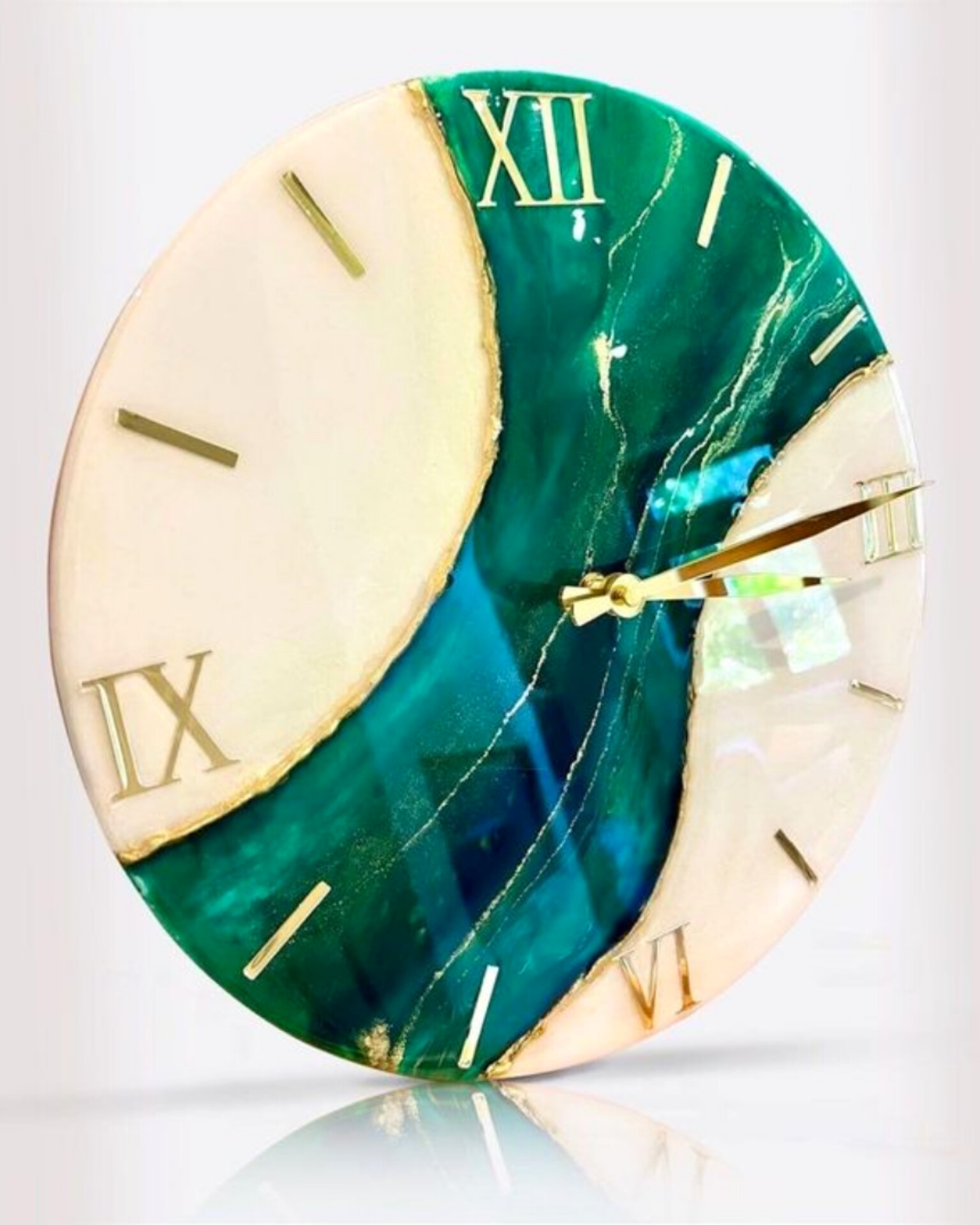 ساعت رزینی طرح ژئود رنگ سبز و شیری کد 15