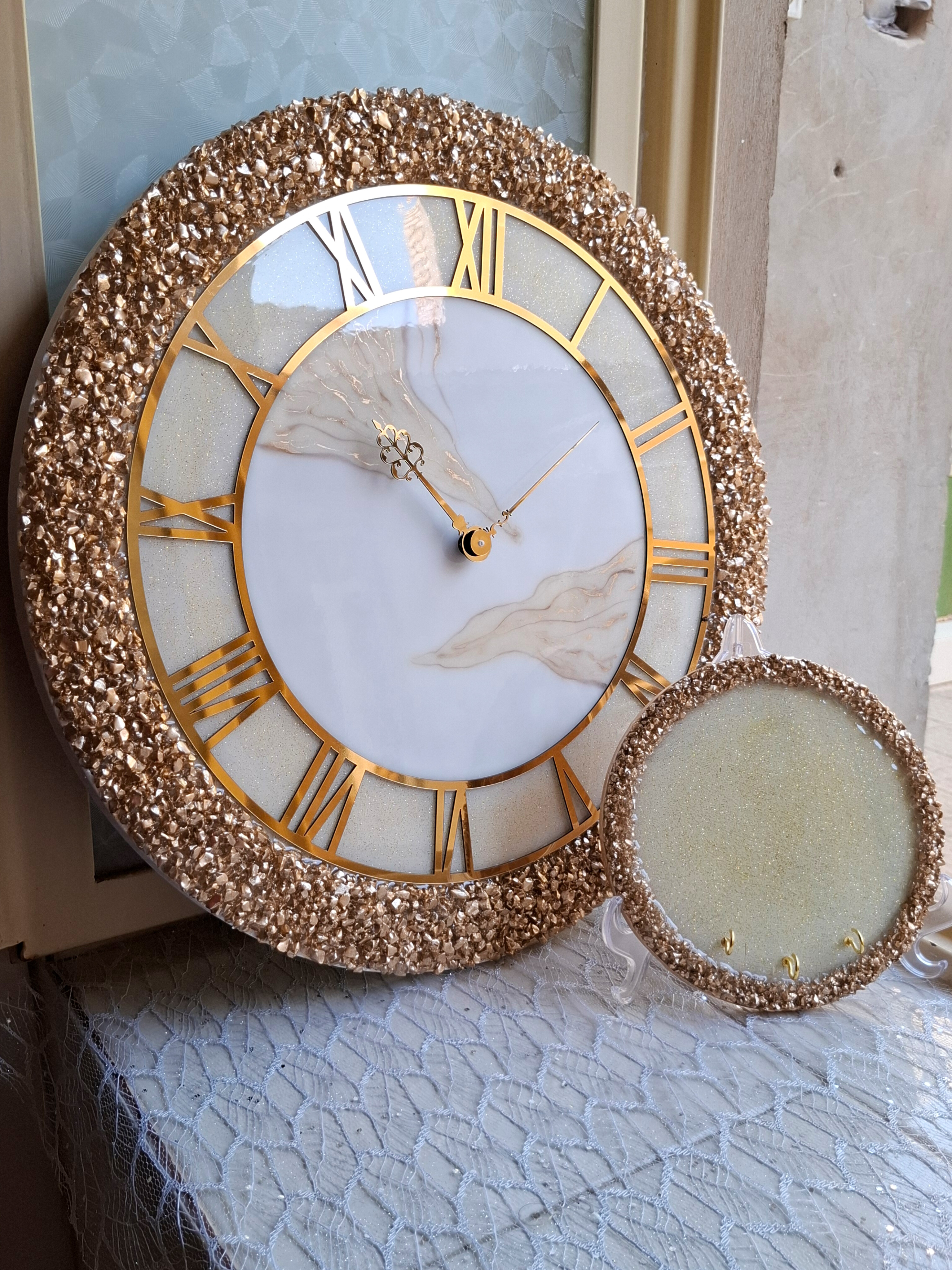 ساعت دیواری رزینی دستساز سلطنتی طلایی بسیار شیک و مدرن🤌هزینه ی جا کلیدی جدا محاسبه میشود