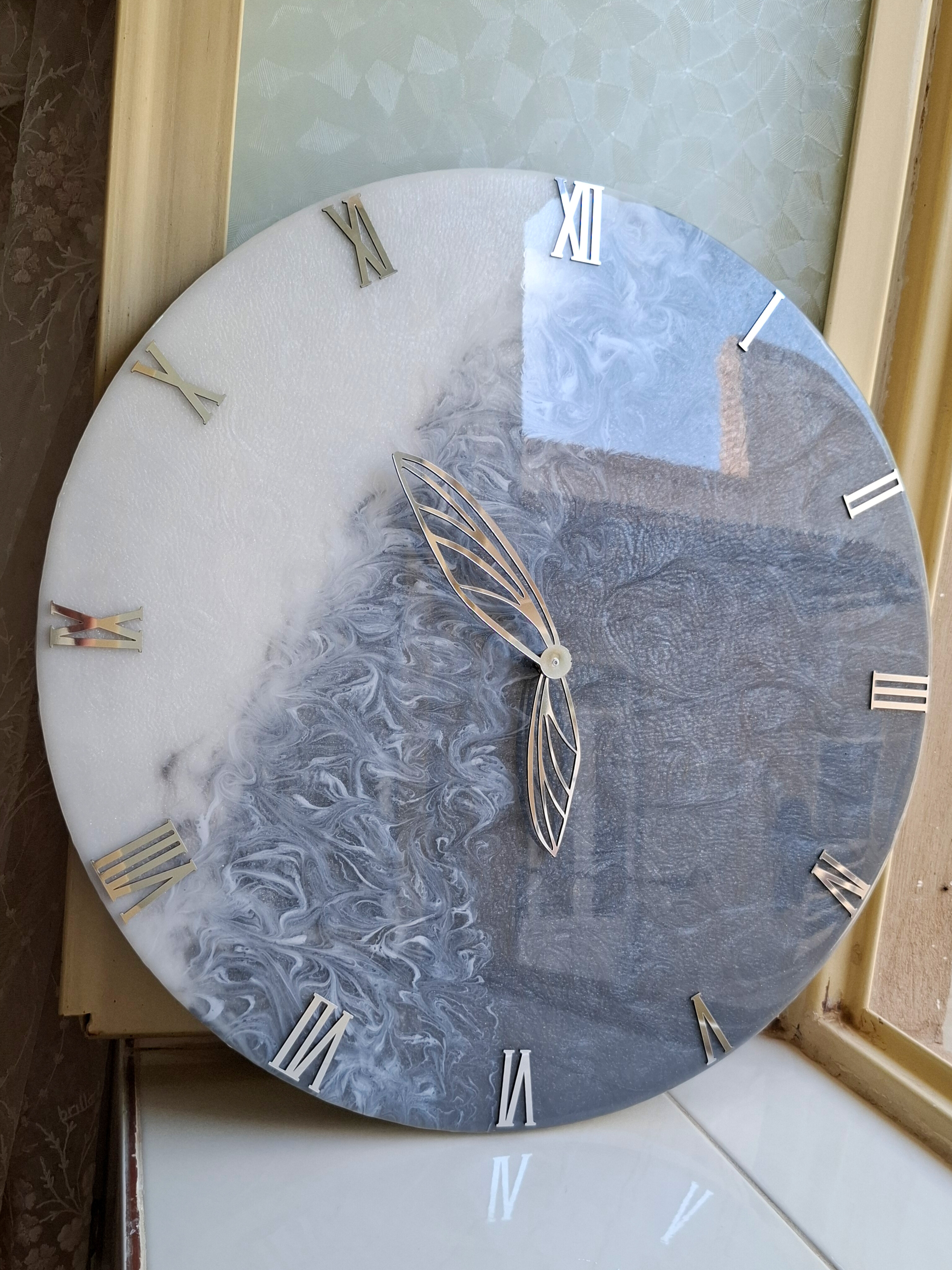 ساعت رزینی دیواری دستساز رنگ سفید طوسی آبرنگی