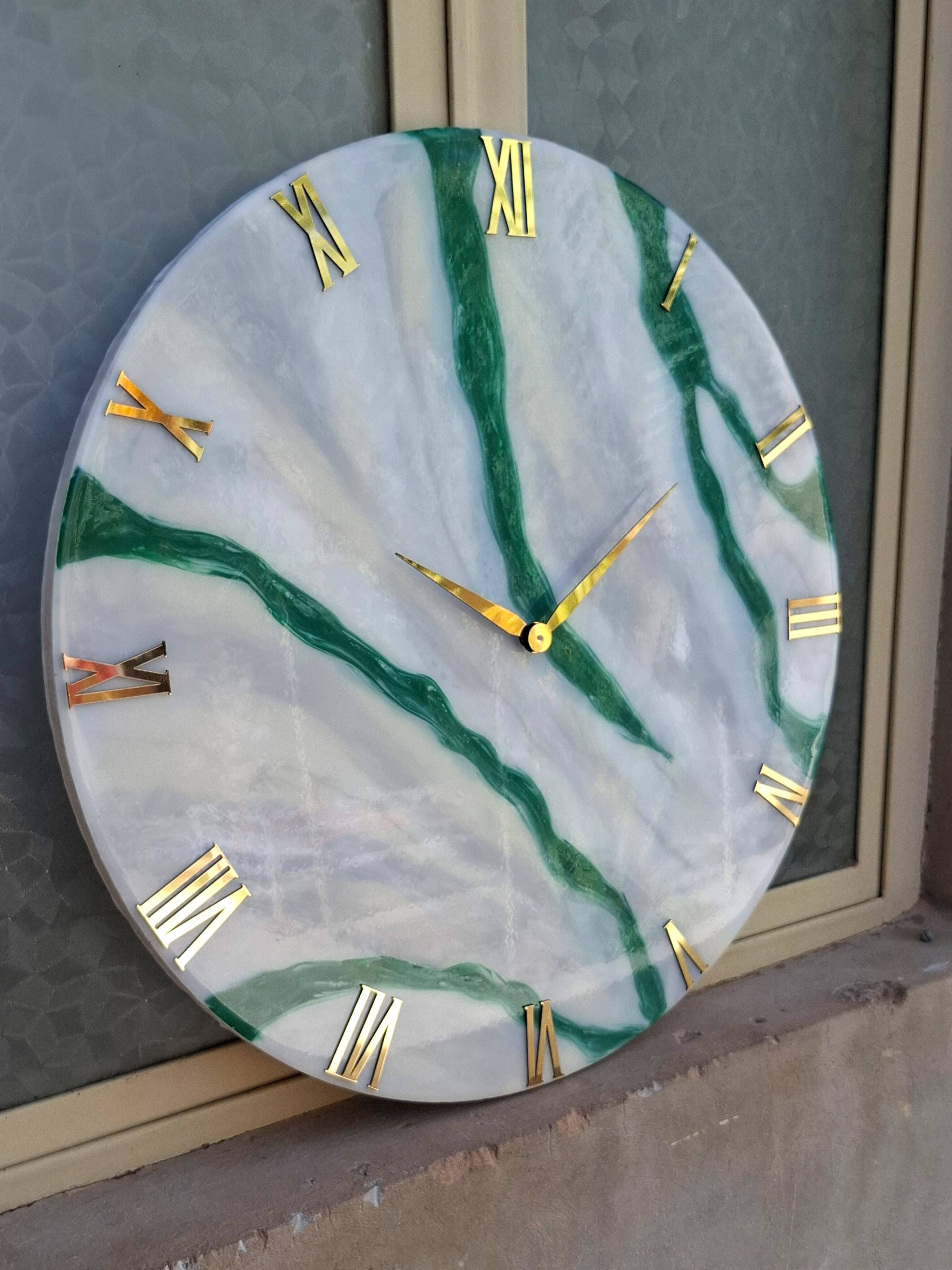 ساعت رزینی دیواری دستساز رنگ سبز با سنگ مرمر