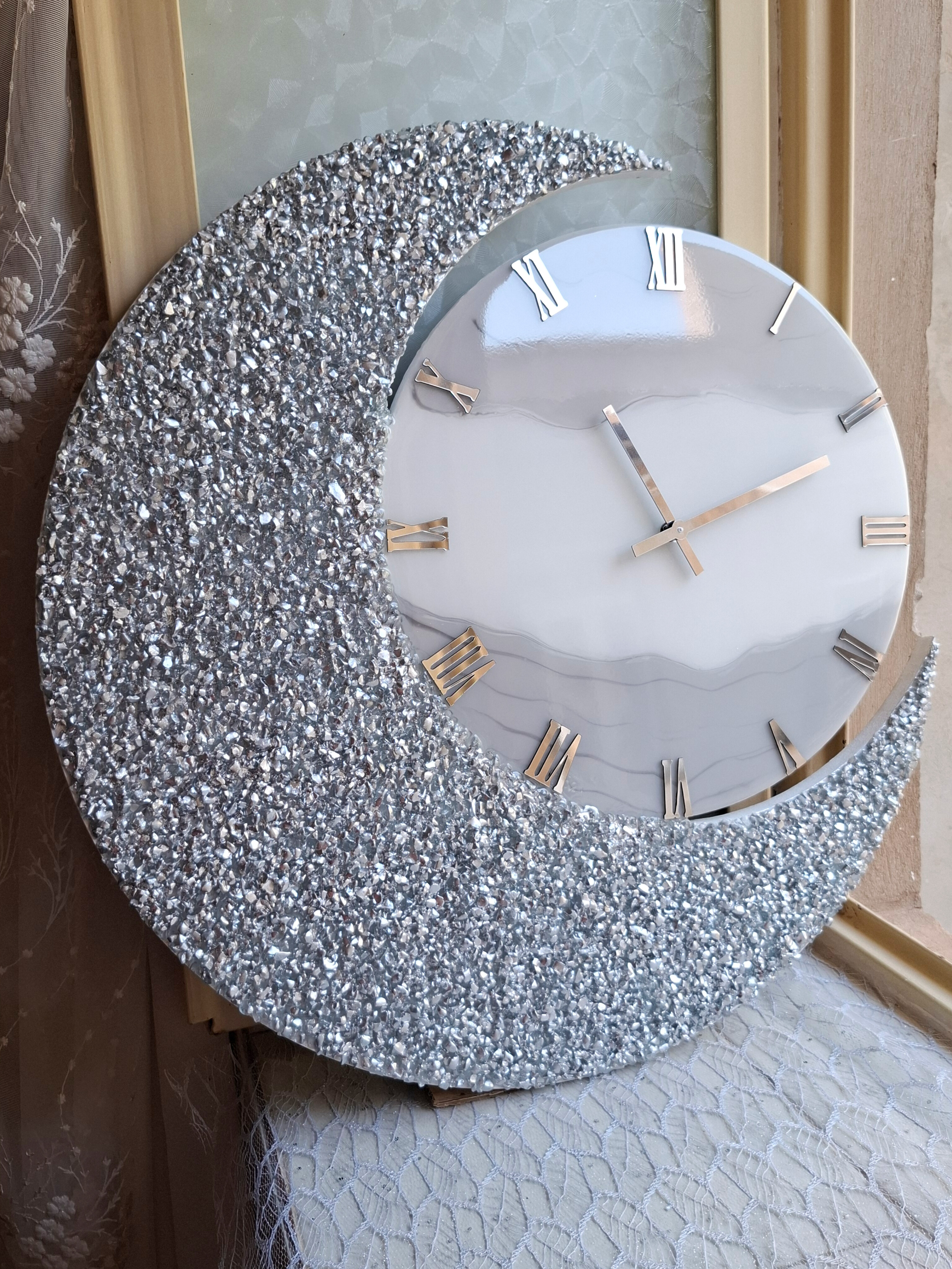 ساعت دیواری رزینی دستساز طرح ماه نقره ای براق