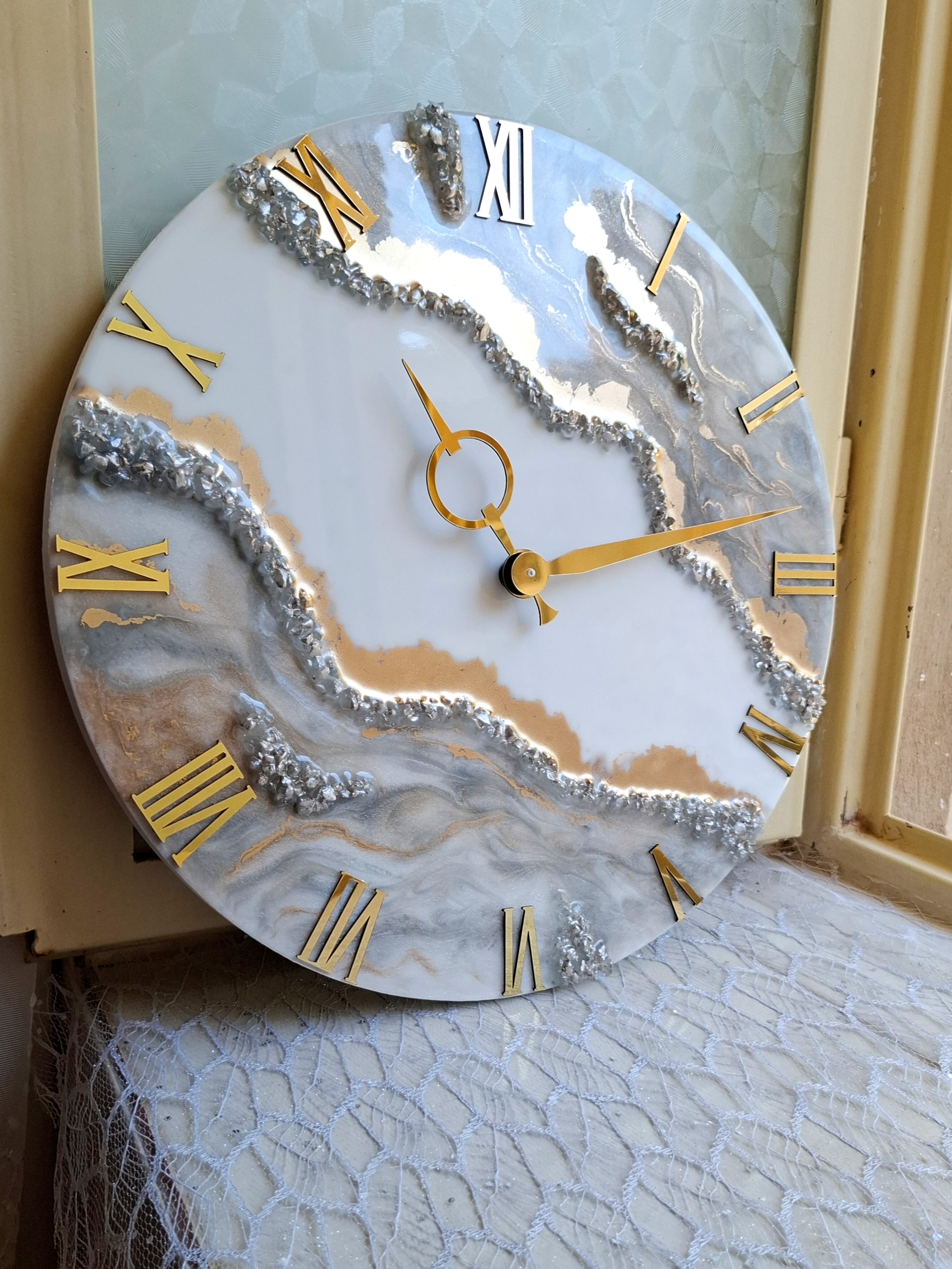 ساعت رزینی طرح ژئود رنگ سفید طوسی طلاکوب