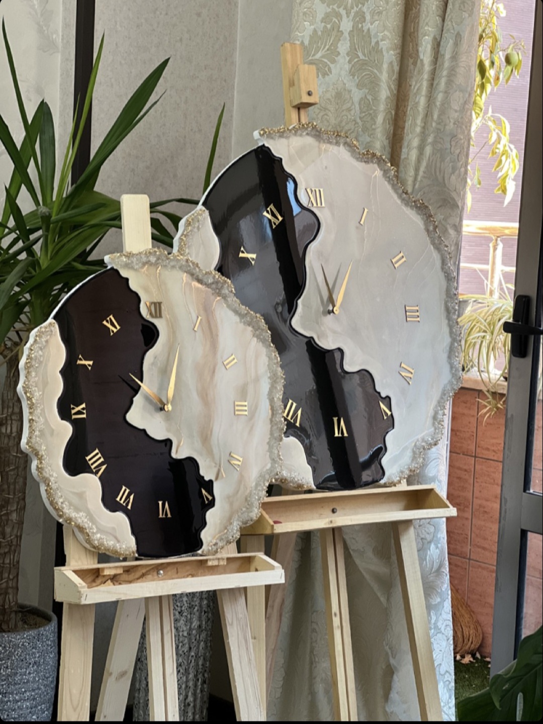 ساعت رزینی دستساز دفرمه رنگ کرم مشکی بسیار شیک و ترند