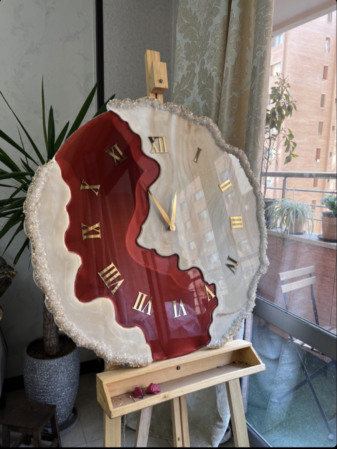 ساعت رزینی دستساز دفرمه رنگ کرم و قرمز جیگری بسیار خاص و ترند