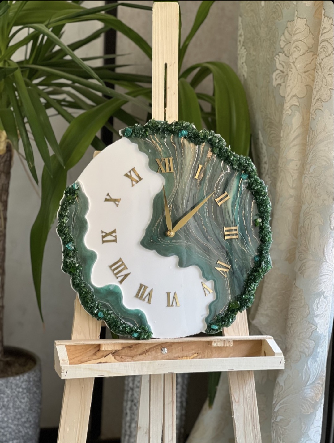 ساعت رزینی دستساز دفرمه رنگ سبز و سفید بسیار خاص و ترند