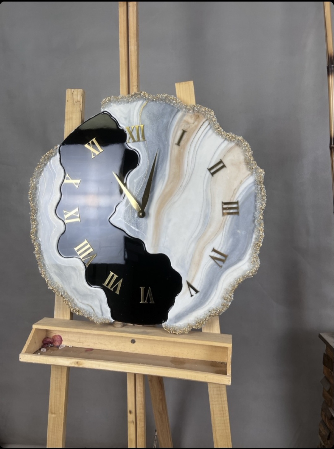 ساعت رزینی دستساز دفرمه رنگ طوسی و کرم و مشکی بسیار خاص و ترند