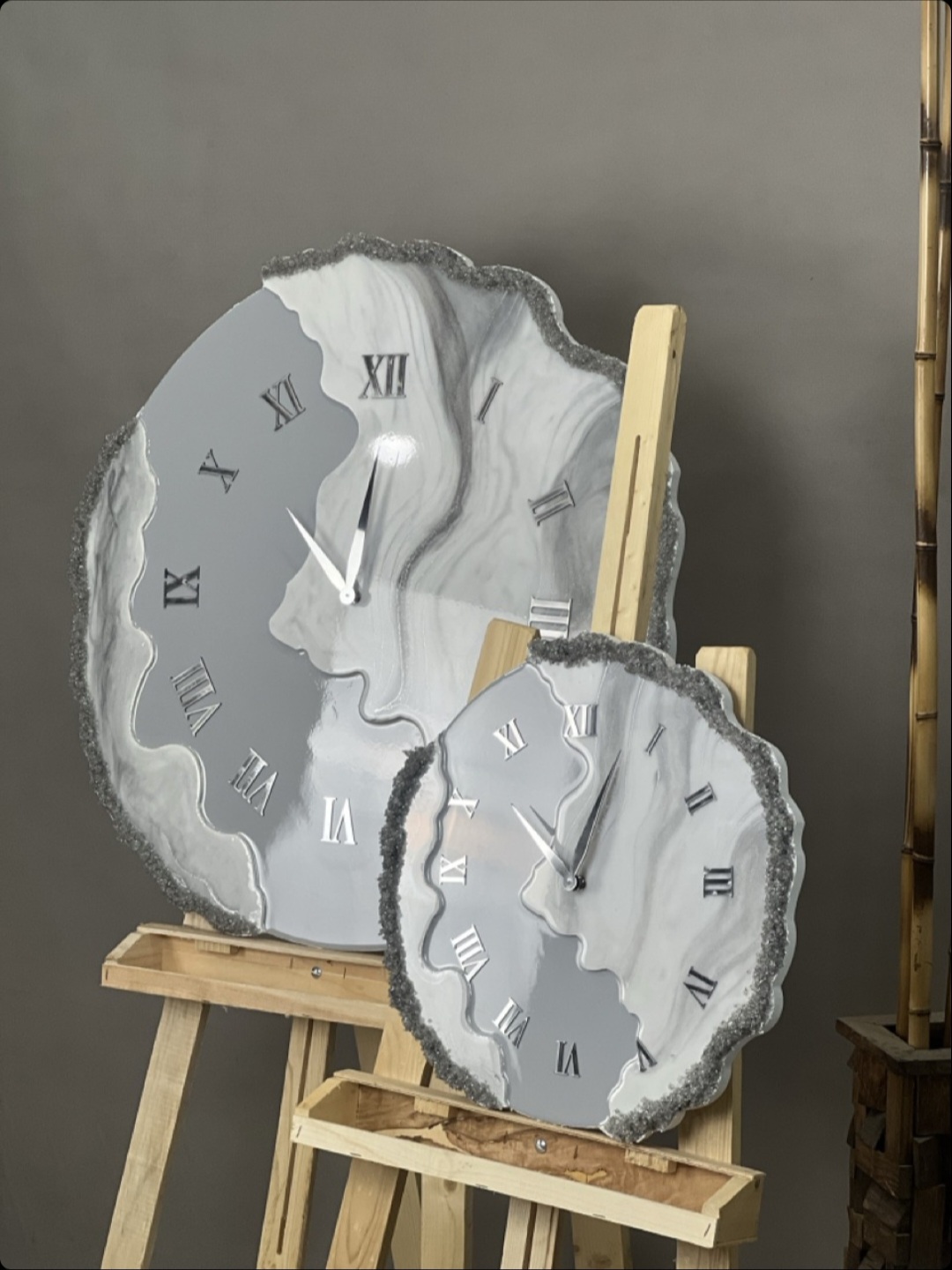 ساعت رزینی دستساز دفرمه رنگ طوسی سفید بسیار خاص و ترند