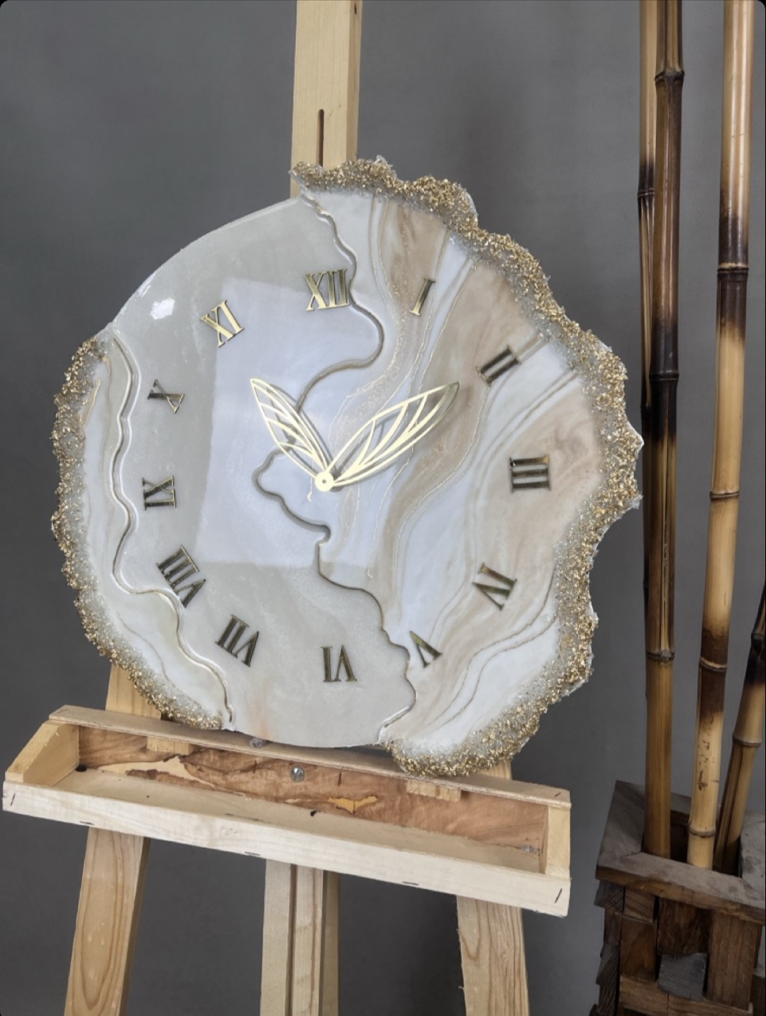 ساعت رزینی دستساز دفرمه رنگ کرم طلایی سفید بسیار خاص و ترند
