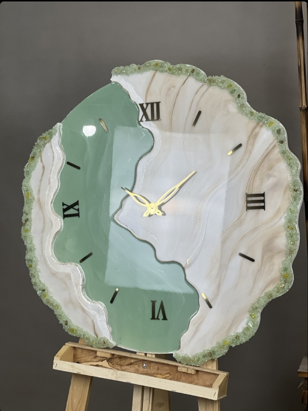 ساعت رزینی دستساز دفرمه رنگ سبز پاستیلی و کرم بسیار خاص و ترند