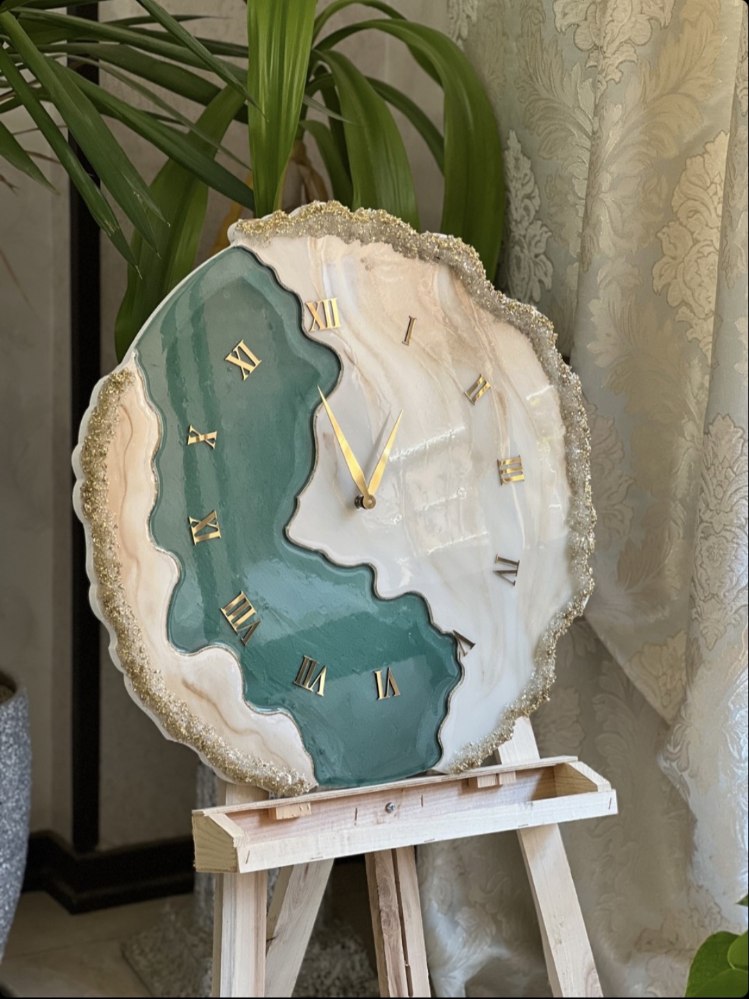 ساعت رزینی دستساز دفرمه رنگ سبز و کرم بسیار پرطرفدار و شیک