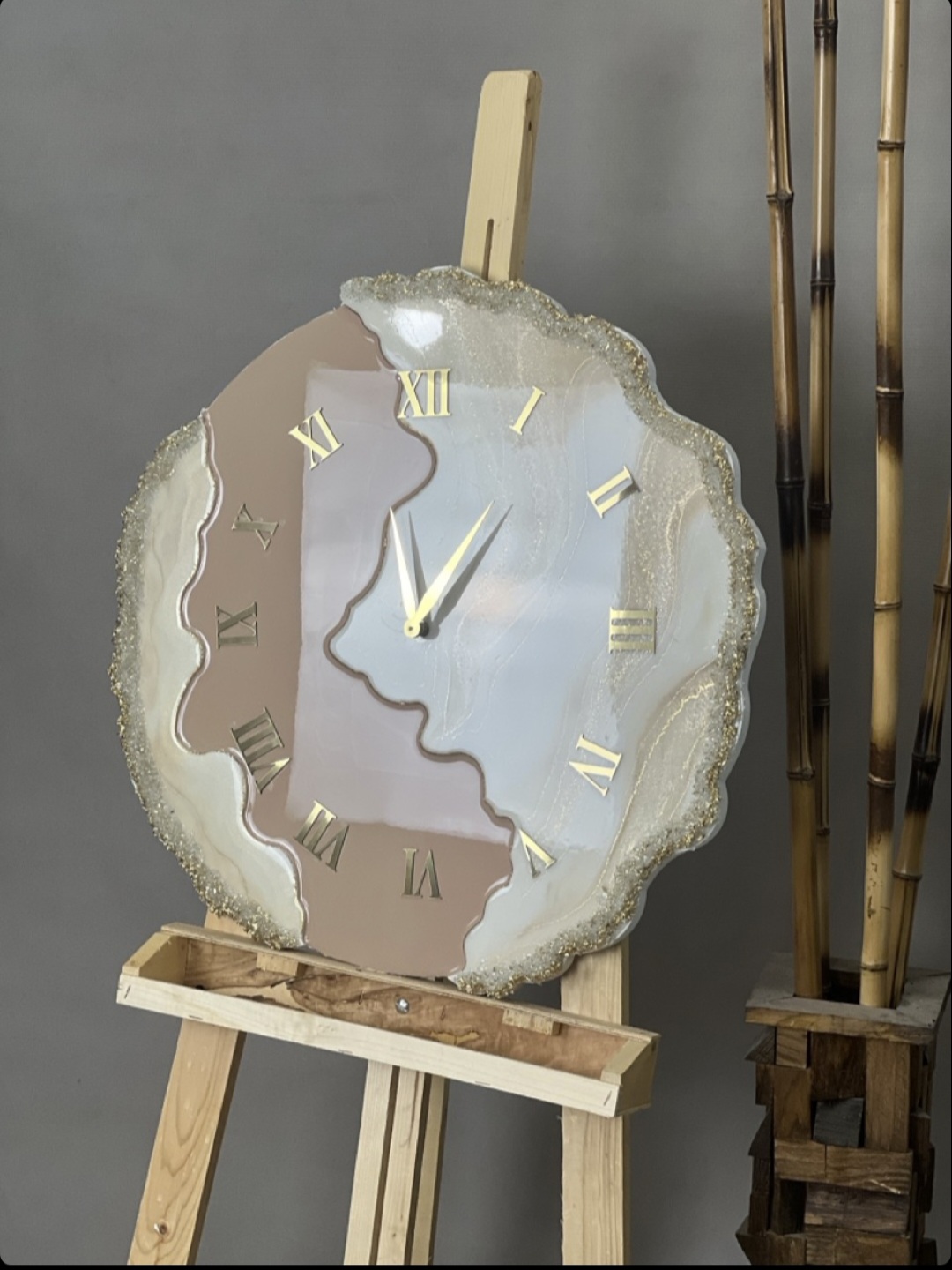 ساعت رزینی دستساز دفرمه رنگ کرم نسکافه ای بسیار شیک و پرطرفدار