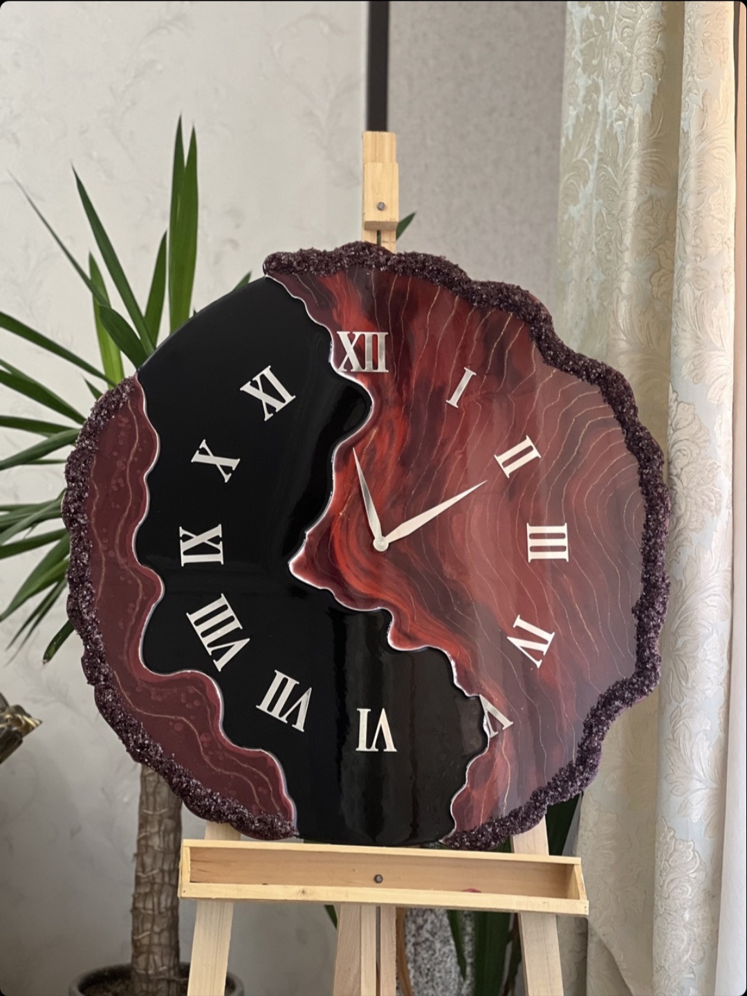ساعت رزینی دستساز دفرمه رنگ مشکی شرابی بسیار شیک و پرطرفدار