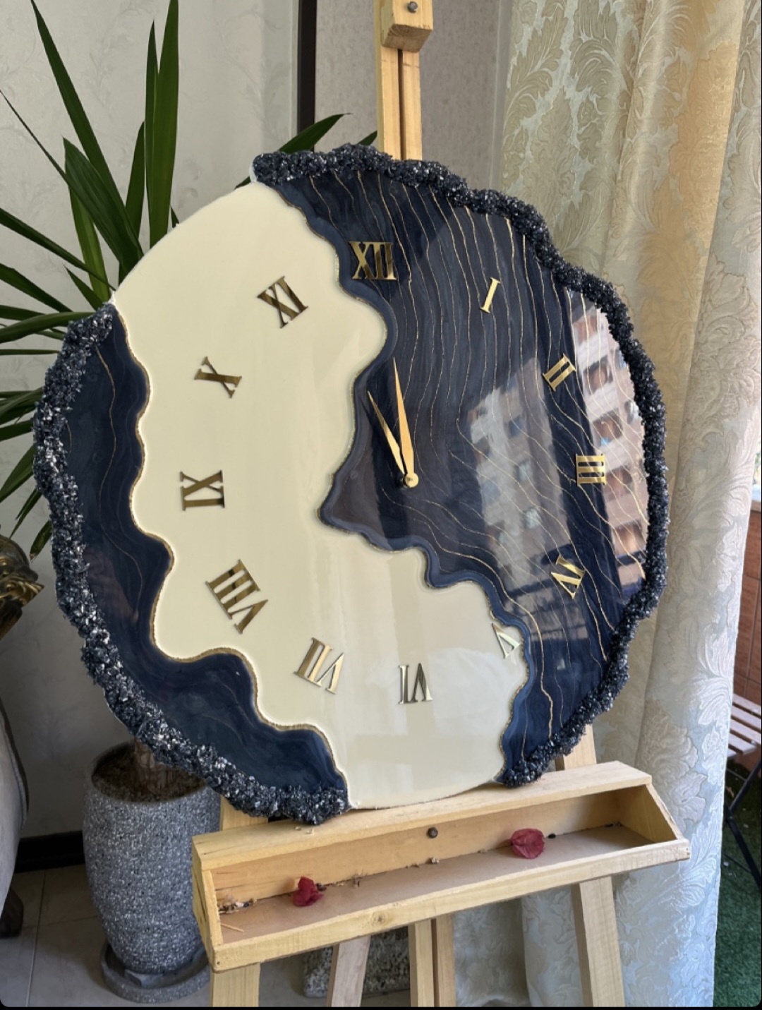 ساعت رزینی دستساز دفرمه رنگ سورمه ای کرم بسیار شیک و پرطرفدار