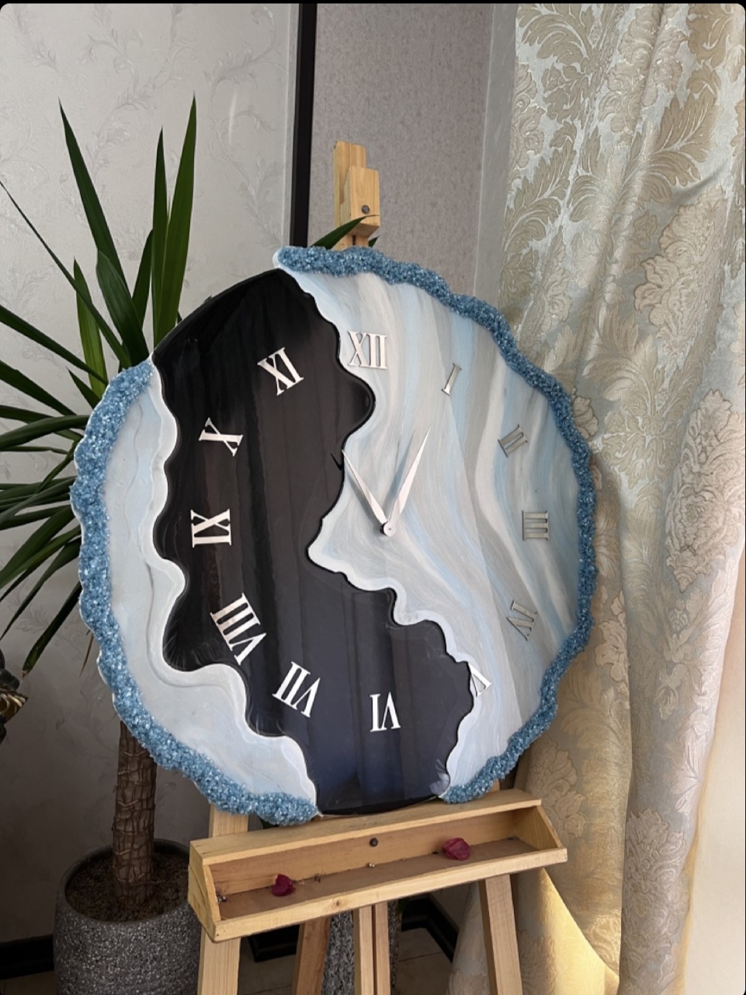 ساعت رزینی دستساز دفرمه رنگ آبی مشکی بسیار شیک و پرطرفدار