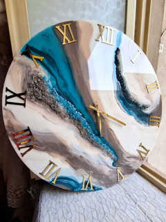 ساعت دیواری رزینی دستساز سبزابی و کرم نسکافه ای