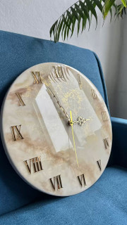 ساعت دیواری رزینی دستساز کرم طلایی محو پینترستی