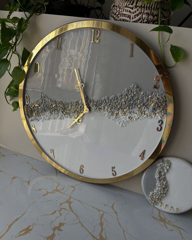 ساعت رزینی دستساز لبه طلایی رنگ سفید نقره ای